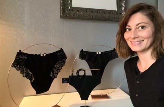 Barbara devant sa collection de lingerie