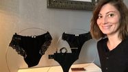 Barbara devant sa collection de lingerie