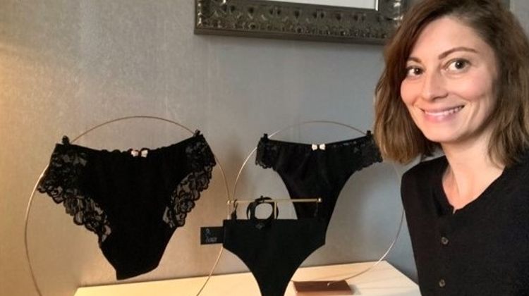 Barbara devant sa collection de lingerie