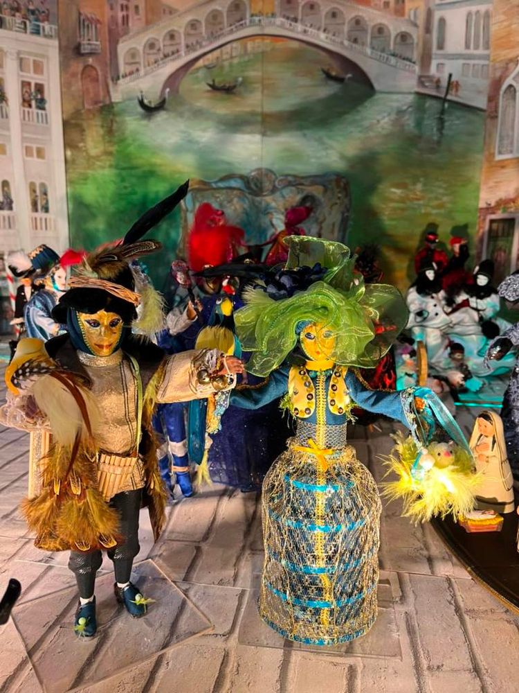 Deux personnages visibles à la crèche Lachapelle, sur le thème du carnaval de Venise