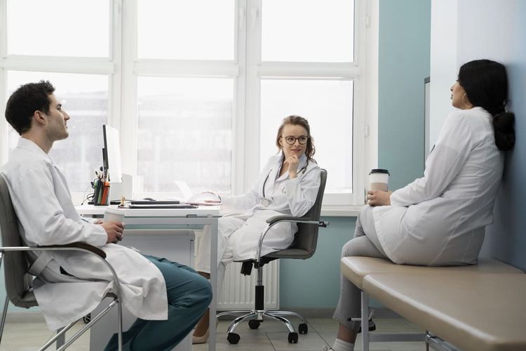 Des professionnels de santé dans une salle de repos.