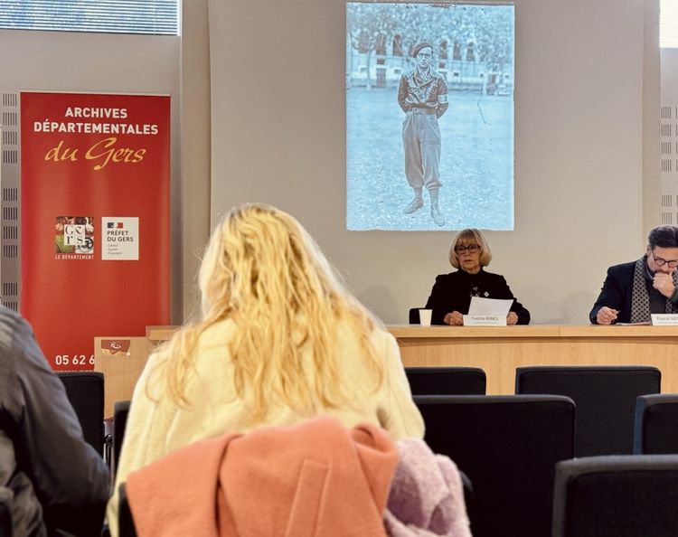 Yvette Ribes lors de la présentation de la collecte, avec une photo projetée au mur représentant un jeune homme au moment de la Libération