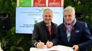 Christian Assaf, Président de l’AREC, l’Agence Régionale de l’Énergie et du Climat, et Stéphane Hurel, Président d’AgriSolarPV lors de la signature