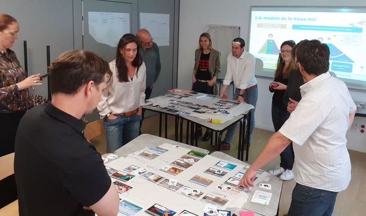 Un atelier Fresque de l'Economie Circulaire organisé dans les locaux de la CCI Pau Béarn.