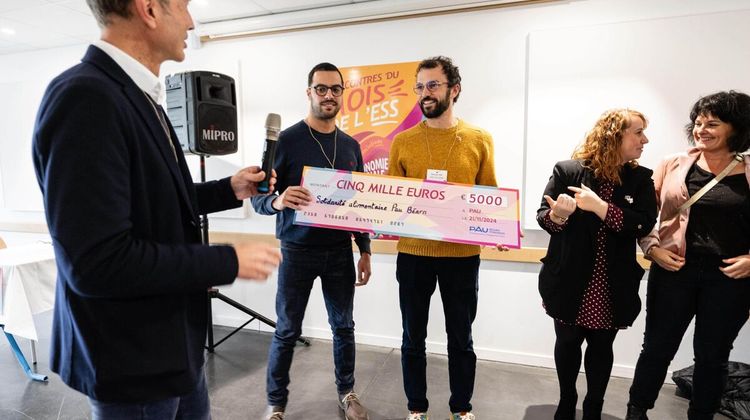 Pierre Reixido et Romain Fiat, de l'association Vrac Pau Béarn, recevant le prix de l'Innovation sociale, à Pau.