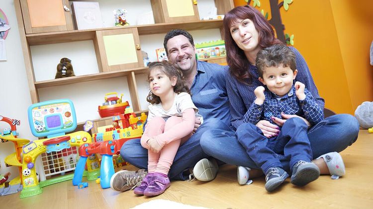 Frédéric et Céline Lévy, les fondateurs de l'association Clément Petit Prince, avec leurs enfants.