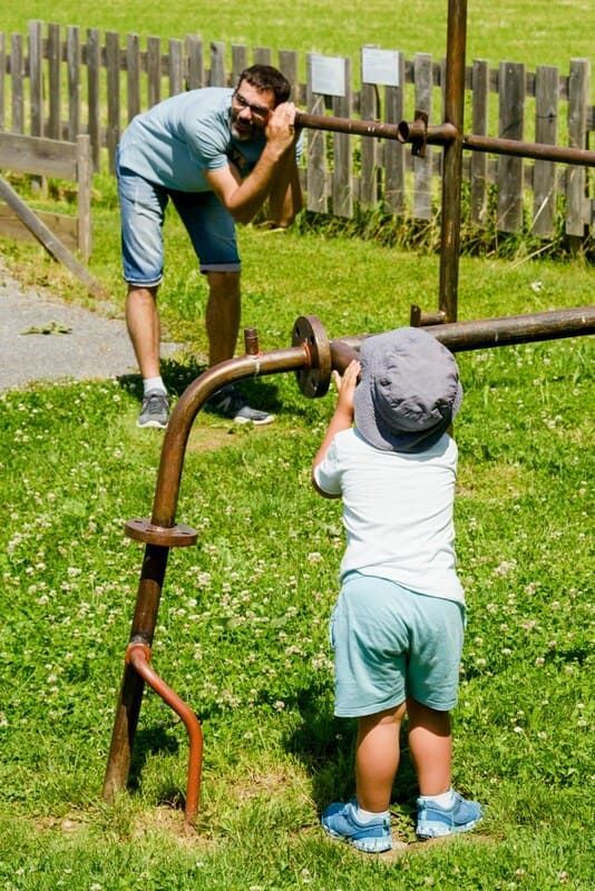 Une famille dans le parc d'activité Ludopia, à Accous.