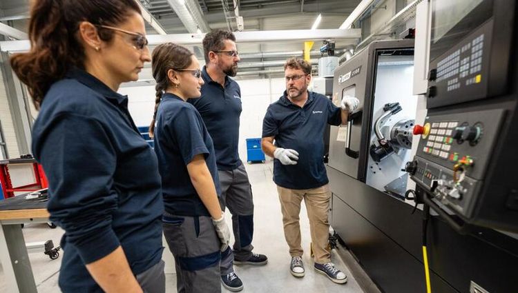 Les élèves et leur formateur de CAMI Aéro. Crédit photo : CAMI Aéro/Safran.