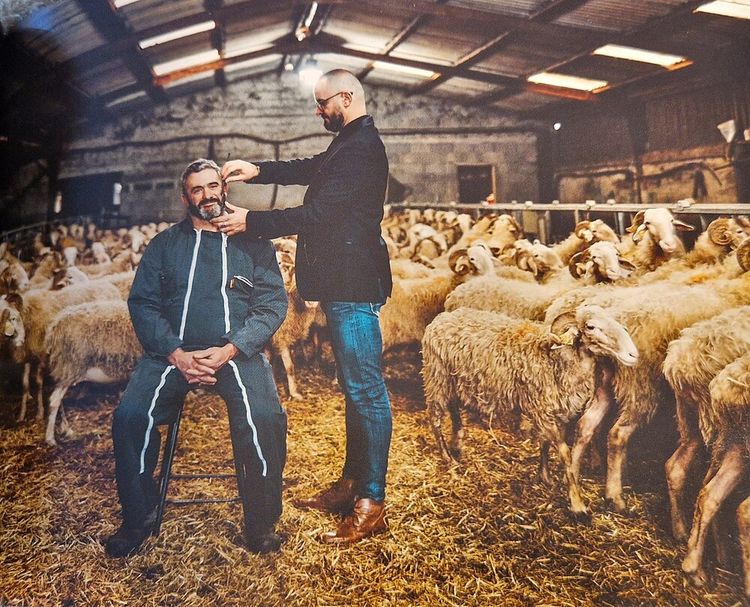 La photo de la Une du livre de Thierry Bordenave, le coiffeur béarnais à l'origine de l'enseigne Les Hommes ont la Classe. Crédit photo : Morgan Selles