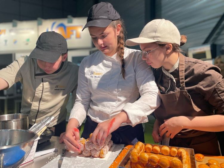 Des élèves participant au concours croquembouche du salon Horesta, à Biarritz.