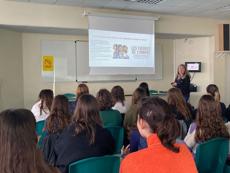 Une marraine de l'association Elles Bougent Aquitaine intervient dans un établissement scolaire pour échanger sur son métier et son parcours.