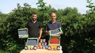 Pascal Dunan et son fils Nicolas cultivent la gourmandise aux Jardins d'Ossau, à Buzy.