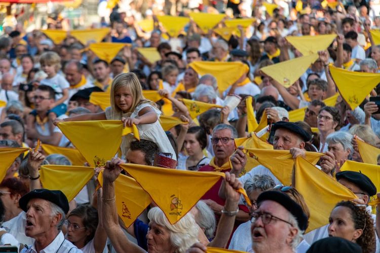 Le public rassemblé lors de la grande Cantèra, lors du festival Hestiv'Oc à Pau.
