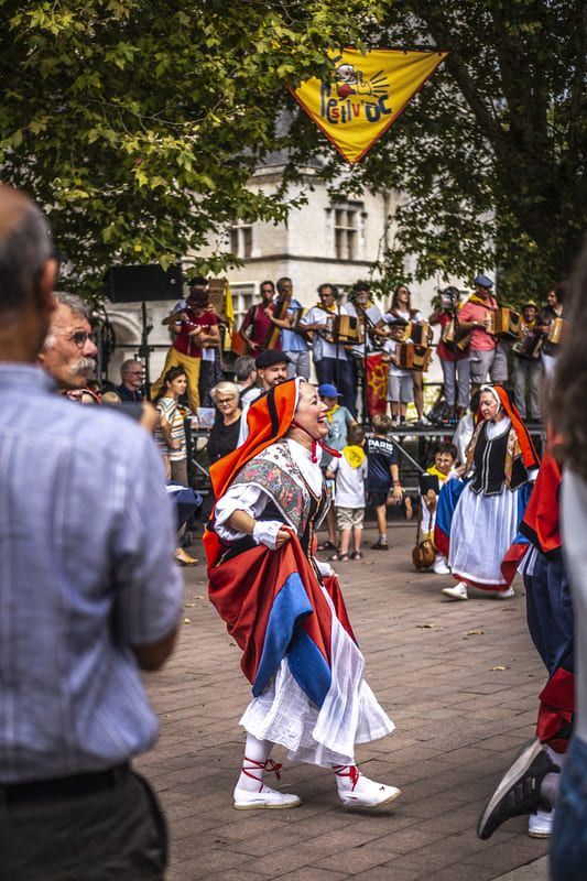 La compagnie Lo Ceu de Pau animera des Sauts Béarnais sur la place Récaborde de Pau lors de la 20e édition du festival Hestiv'Oc.Crédit photo : Adrien Basse-Cathalinat