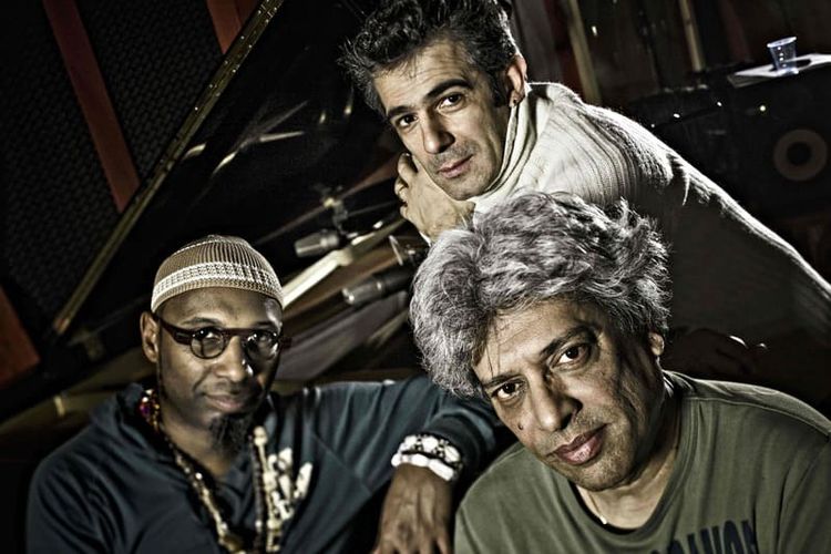 Le Trio composé de Paolo Freso, Omar Sosa et Trilok Gurtu propose un dialogue transfrontalier exceptionnel à l'occasion de Jazz à Pau.Crédit photo : Massimo Mantovan