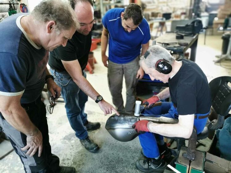 L'équipe des Sonnailles Daban, près de Nay, l'une des dernières entreprise à fabriquer artisanalement les cloches.