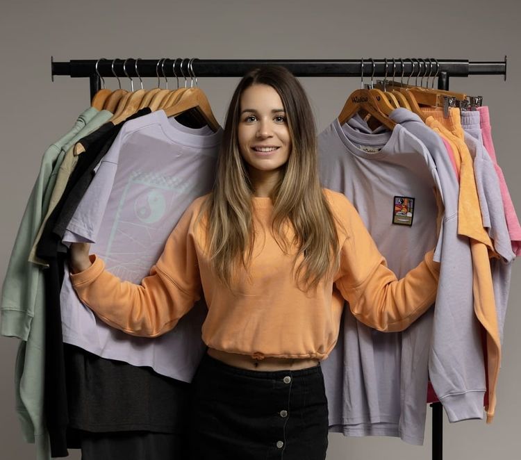 Léa Moreira, la fondatrice de la marque de mode éthique Waïloa, dans les Hautes-Pyrénées.