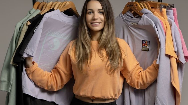 Léa Moreira, la fondatrice de la marque de mode éthique Waïloa, dans les Hautes-Pyrénées.