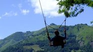 A Accous, le parc d'accrobranche Oba'O propose de multiples activités.