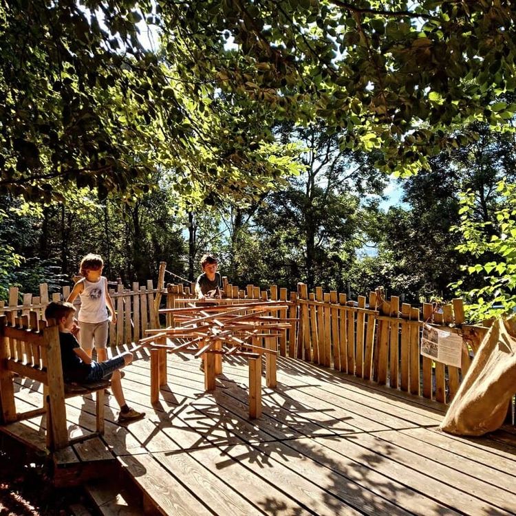 A Accous, le parc d'accrobranche Oba'O propose de multiples activités.