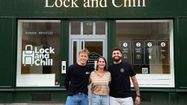 Arthur Willemaers, Eva Probst et Alexandre Vergnault, les gérants de la première consigne à bagage et service de boîte à clés de Pau, Lock and Chill.