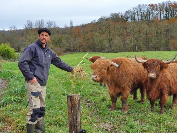 Un agriculteur qui participe au programme de la plateforme Le Geste 64