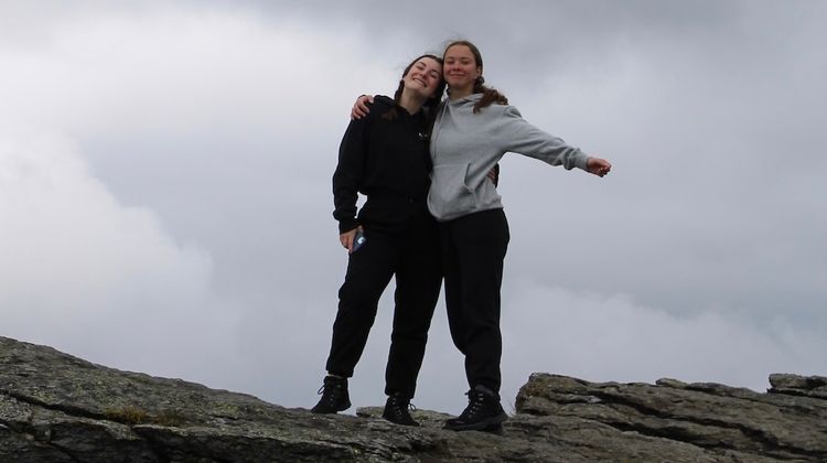 Inès De Zotti et de la Luzienne Lisa Barsacq, les fondatrices de l'association Un Sommet pour Elles, vont gravir le Kilimandjaro en septembre 2025 dans un défi solidaire et humanitaire.