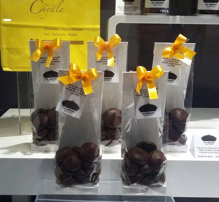 Le  Cabilhous, le petit biscuit en forme de béret enrobé de chocolat avec une touche de sel de Salies-de-Béarn, est la signature de la pâtisserie Cuyala, en Béarn.