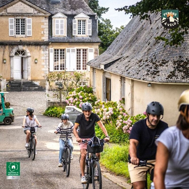 Une excursion organisée par Pyrène à vélo au château Jolys, dans le Béarn.
