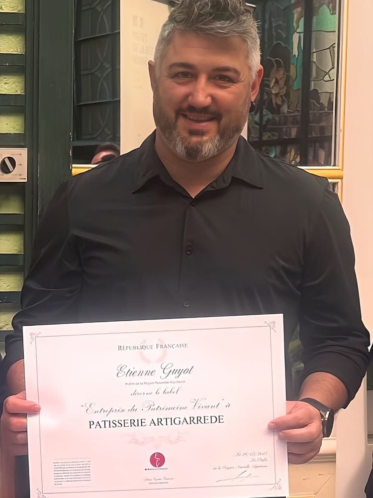 Michel Bassignana, gérant de la pâtisserie Artigarrède à Oloron, recevant le label Entreprise du Patrimoine Vivant, à Bordeaux.
