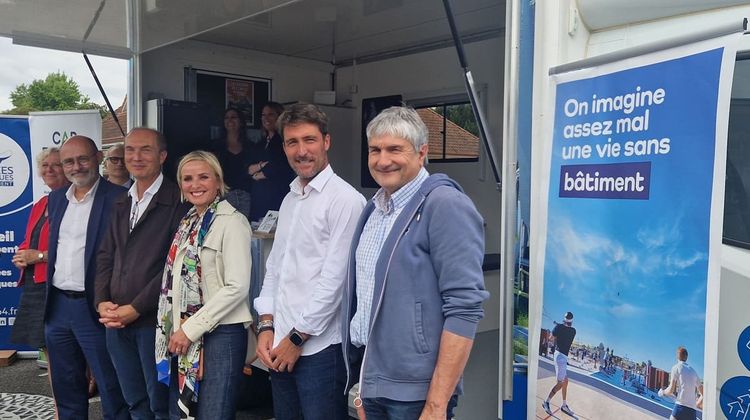 Joëlle Gras et Sylvain Thirant entourés de leurs partenaires pour l'emploi, lors de la Caravane de l'emploi