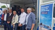 Joëlle Gras et Sylvain Thirant entourés de leurs partenaires pour l'emploi, lors de la Caravane de l'emploi