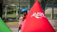 Un enfant jouant dans le parc de loisir Lacq Aventure, à Lacq.