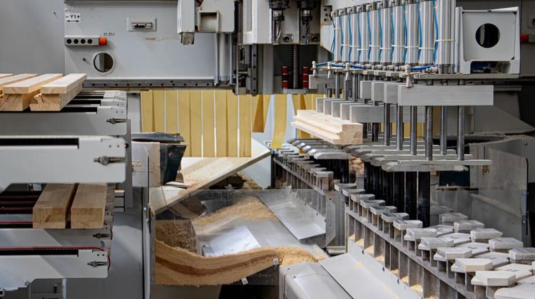 La nouvelle ligne de production 100% automatisée du groupe Biason, spécifiquement utilisée pour sa marque Brico Fenêtre et le développement de sa filière bois.