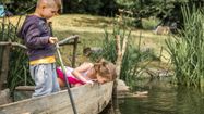 Deux enfants jouent sur une barque. Crédit photo : Freepik