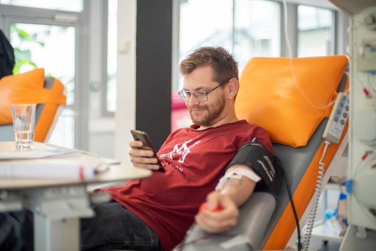 Un donneur de plasma pendant son don. Crédit photo : EFS Thomas Gogny
