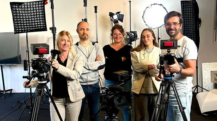 Une partie de l'école audiovisuelle de Tarbes, la Film Factory, entoure Marlène Chavant (au centre) et Stéphane Garnier (à gauche).