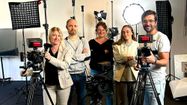 Une partie de l'école audiovisuelle de Tarbes, la Film Factory, entoure Marlène Chavant (au centre) et Stéphane Garnier (à gauche).