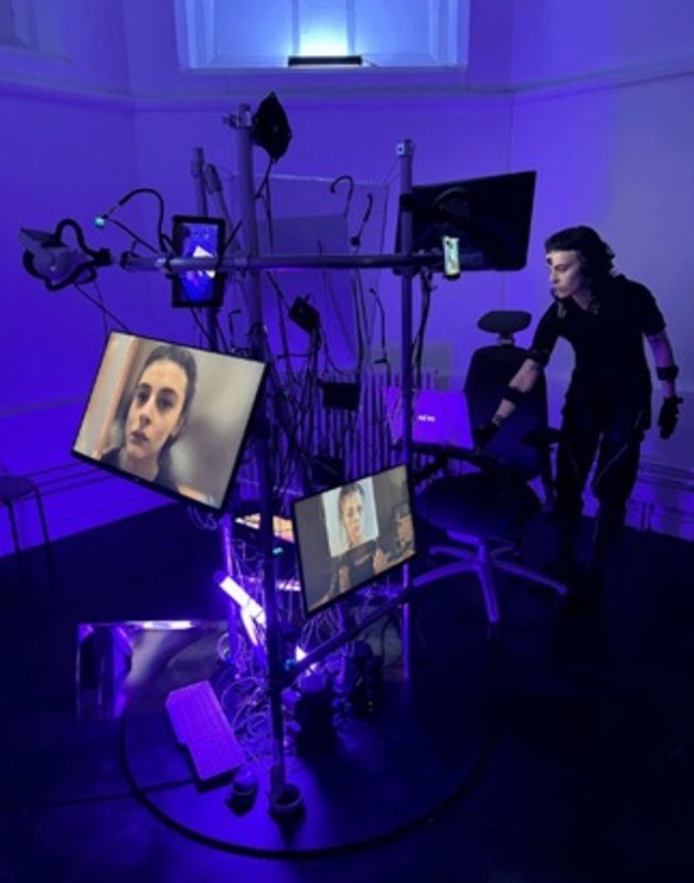 L'installation performative The screen is the Brain, réalisée par la plasticienne Rafa Roeder, qui explore le lien entre gestes quotidiens inconscients et mémoire.