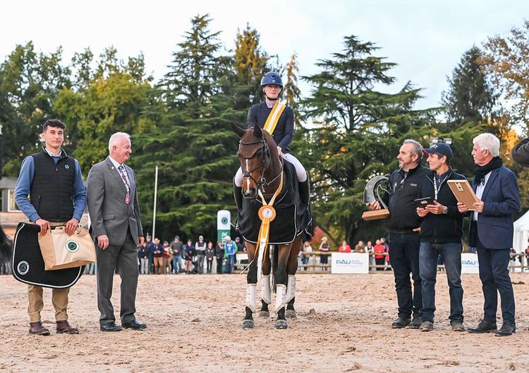 La Britannique Caroline Harris, vainqueur de la 34e édition des 5 Etoiles de Pau, avec D-Day.