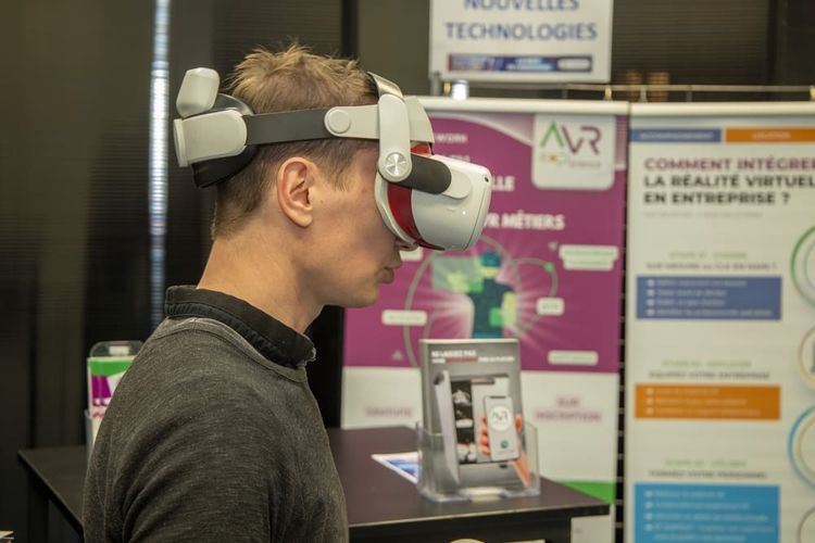 Un jeune teste un casque de réalité virtuelle lors de la Nuit de l'Orientation, organisée à la CCI Pau Béarn en 2023