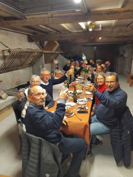 Les participants d'un brunch le dimanche matin au Moulin de Sabathier