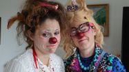 Deux clowns professionnelles en milieu de soin de l'association Les Petits Mouchoirs, à Pau.