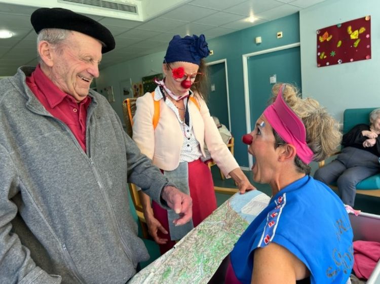 La Cie Les Petits Mouchoirs apportent de la joie aux seniors et aux enfants malades.