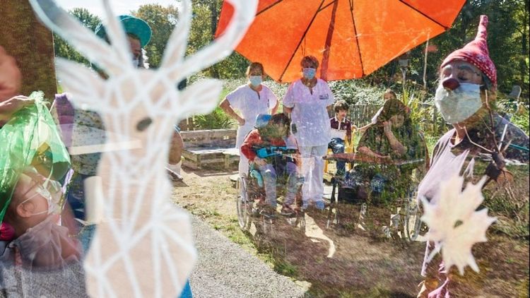 La Cie Les Petits Mouchoirs va à la rencontre des enfants malades ou handicapés.