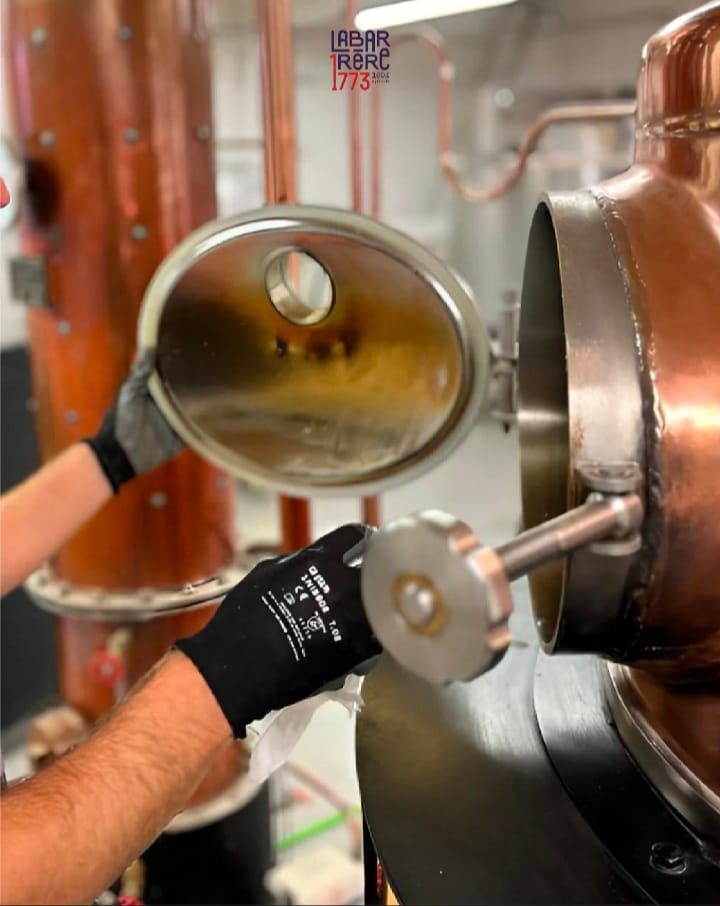 Romain Selle distille son propre alcool dans la distillerie Labarrère 1773 à Saint-Médard, en Béarn.