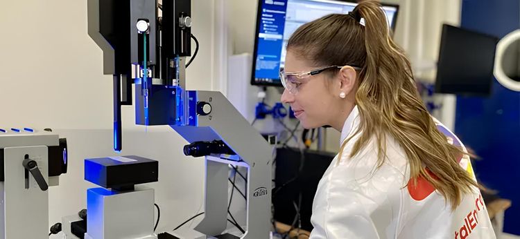 Une salariée du pôle Physico-Chimie & Analyse du PERL, à Lacq.