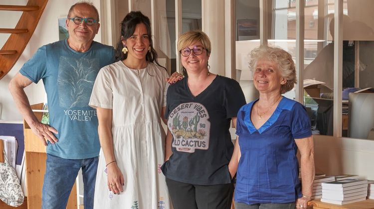 Les fondateurs des éditions Gypaète entourent Julia Zamora et Delphine Rigot, responsable commerciale.