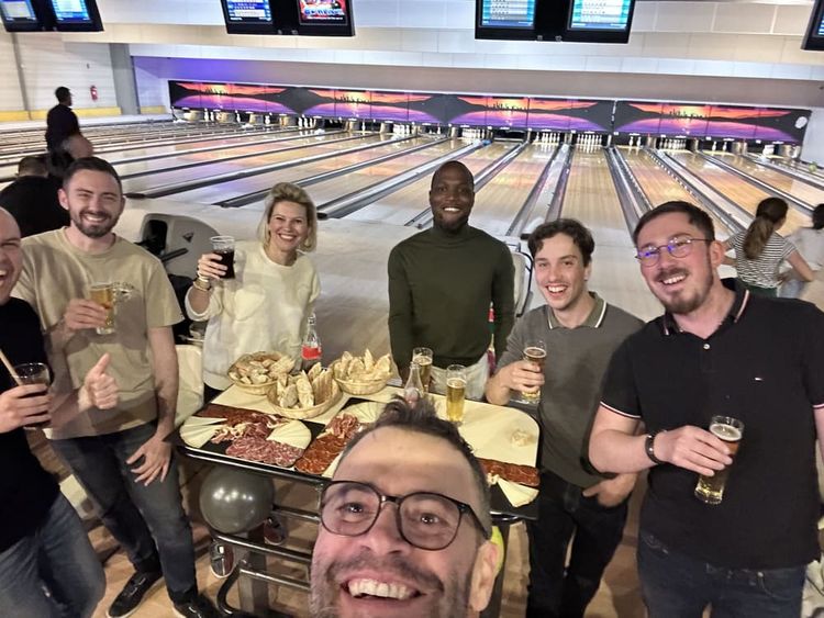 Anthony Arnoult et le reste de l'équipe de Rent a Car à Lons.