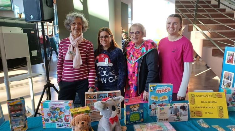 Corinne Teixeira, la présidente de l'association Koala (en costume) en Béarn.